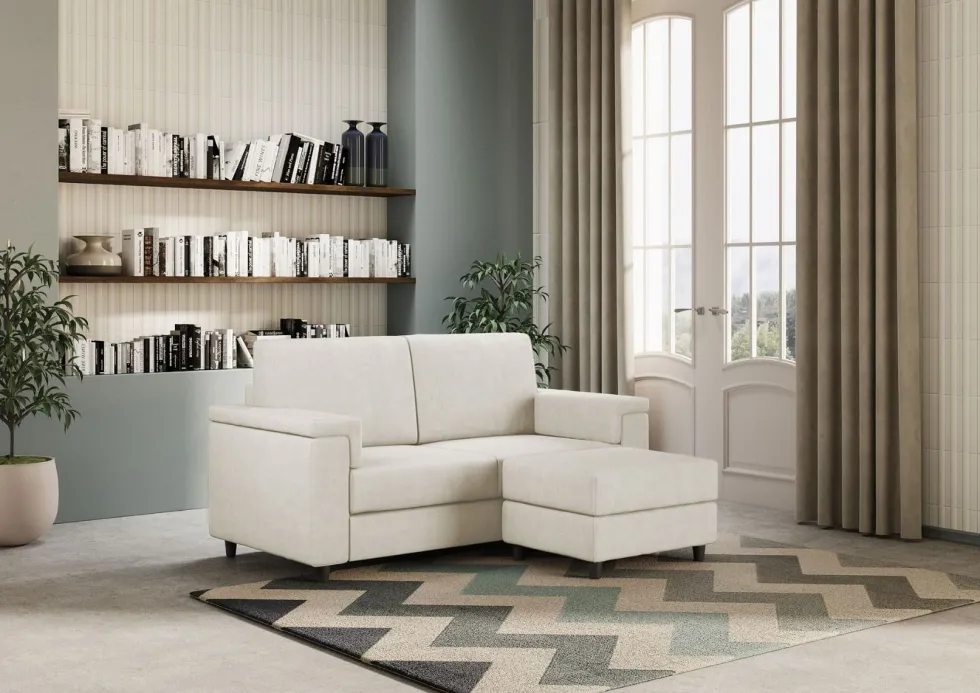 Divano 168x85cm design a due posti con bracciolo squadrato e pouf stoffa idrorepellente bianco latte DI5