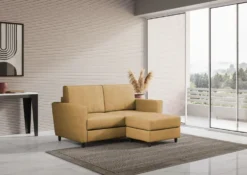 Divano 172x85cm design a due posti con piedini in legno e pouf idrorepellente ocra DI38