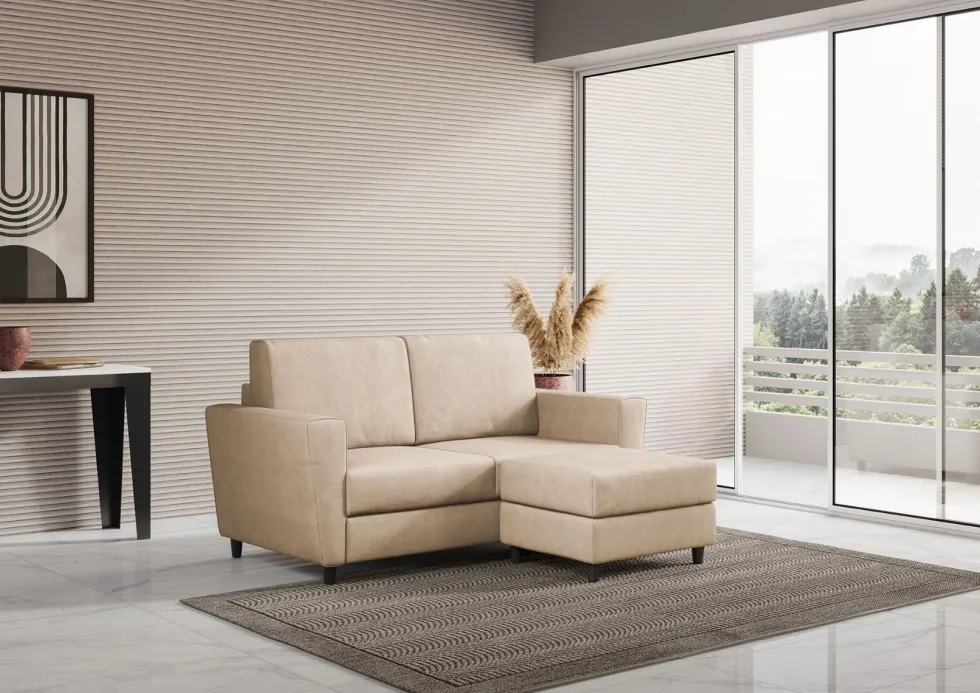 Divano 172x85cm design a due posti con piedini in legno e pouf idrorepellente beige DI38