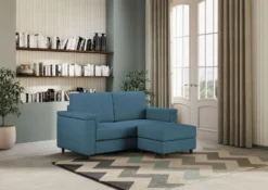 Divano 168x85cm design a due posti con bracciolo squadrato e pouf stoffa idrorepellente blu avio DI5