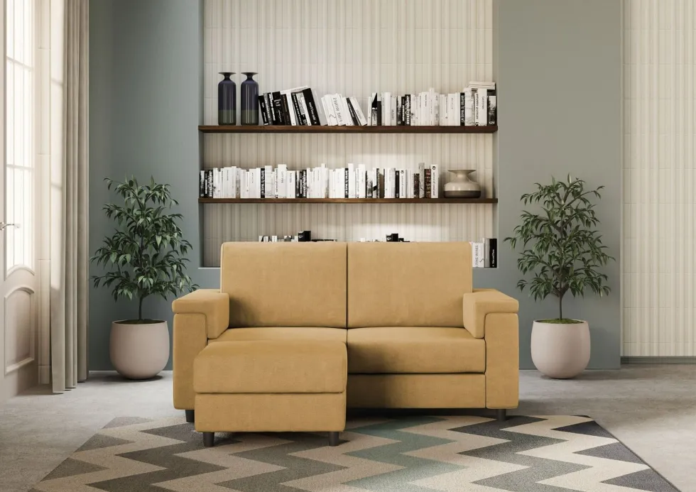 Divano 168x85cm design a due posti con bracciolo squadrato e pouf stoffa idrorepellente ocra DI5