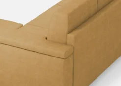 Divano 168x85cm design a due posti con bracciolo squadrato e pouf stoffa idrorepellente ocra DI5