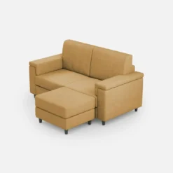 Divano 168x85cm design a due posti con bracciolo squadrato e pouf stoffa idrorepellente ocra DI5