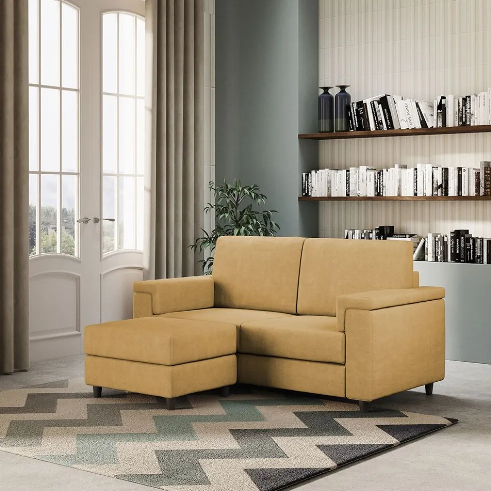 Divano 168x85cm design a due posti con bracciolo squadrato e pouf stoffa idrorepellente ocra DI5