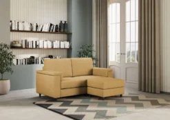 Divano 168x85cm design a due posti con bracciolo squadrato e pouf stoffa idrorepellente ocra DI5