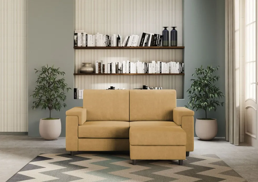Divano 168x85cm design a due posti con bracciolo squadrato e pouf stoffa idrorepellente ocra DI5