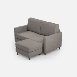 Divano 138x85cm design a due posti con pouf stoffa idrorepellente grigio DI26