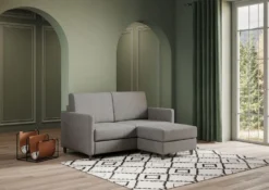 Divano 138x85cm design a due posti con pouf stoffa idrorepellente grigio DI26