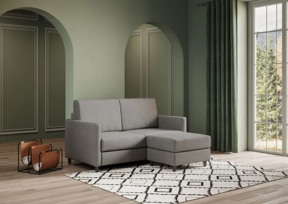 Divano 138x85cm design a due posti con pouf stoffa idrorepellente grigio DI26