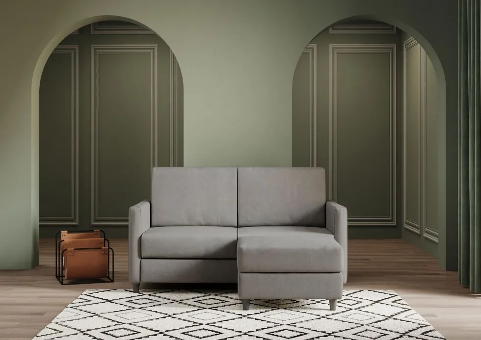 Divano 138x85cm design a due posti con pouf stoffa idrorepellente grigio DI26