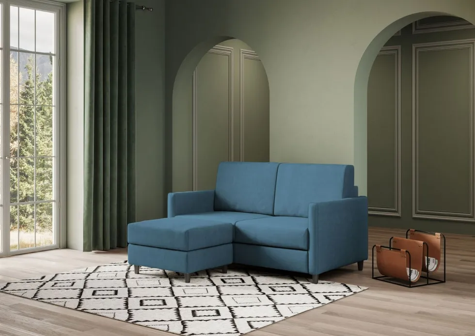 Divano 138x85cm design a due posti con pouf stoffa idrorepellente blu avio DI26