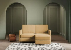 Divano 138x85cm design a due posti con pouf stoffa idrorepellente ocra DI26