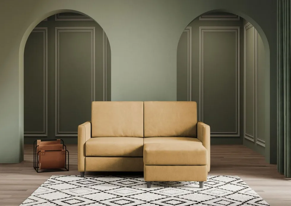 Divano 138x85cm design a due posti con pouf stoffa idrorepellente ocra DI26