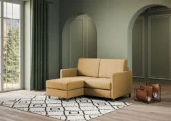 Divano 138x85cm design a due posti con pouf stoffa idrorepellente ocra DI26