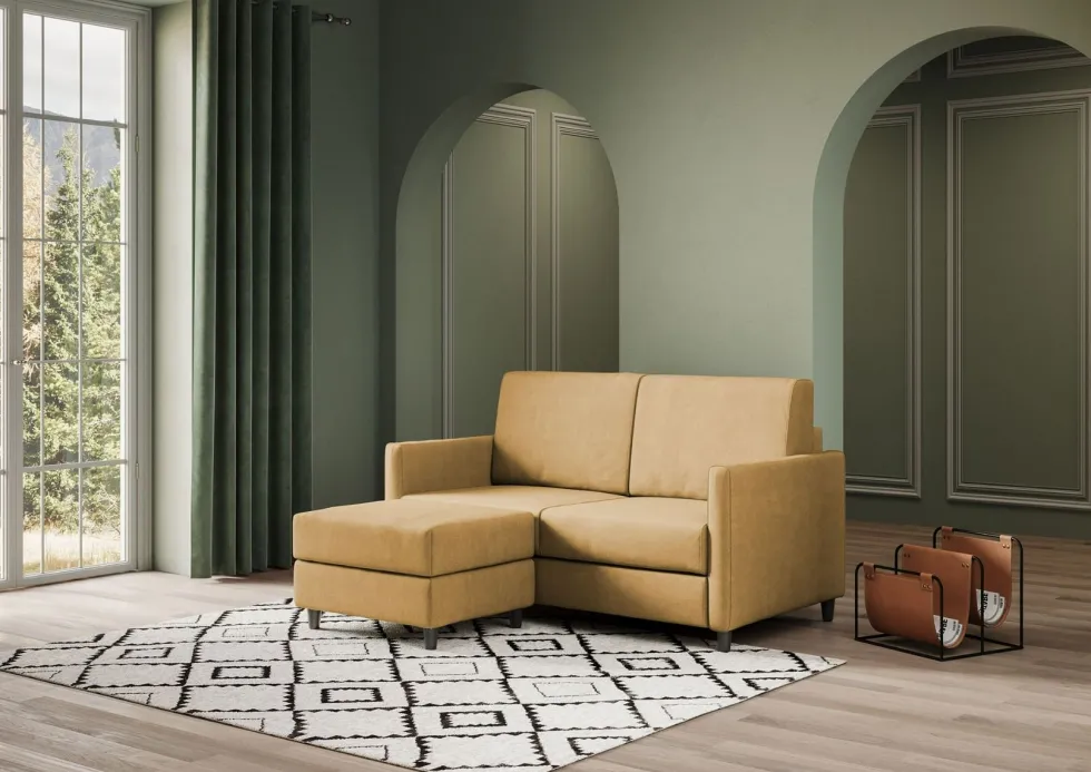Divano 138x85cm design a due posti con pouf stoffa idrorepellente ocra DI26