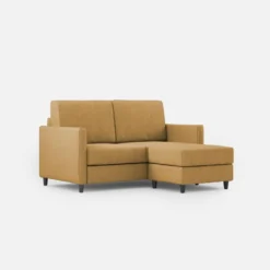 Divano 138x85cm design a due posti con pouf stoffa idrorepellente ocra DI26