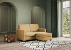 Divano 138x85cm design a due posti con pouf stoffa idrorepellente ocra DI26