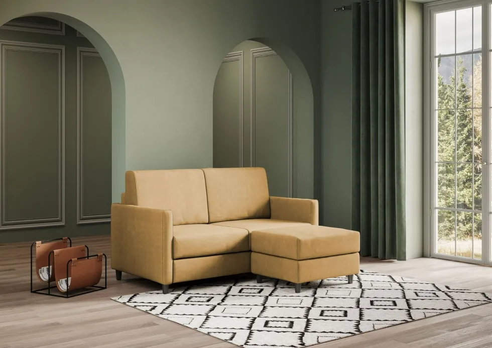 Divano 138x85cm design a due posti con pouf stoffa idrorepellente ocra DI26