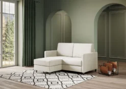 Divano 138x85cm design a due posti con pouf stoffa idrorepellente bianco latte DI26