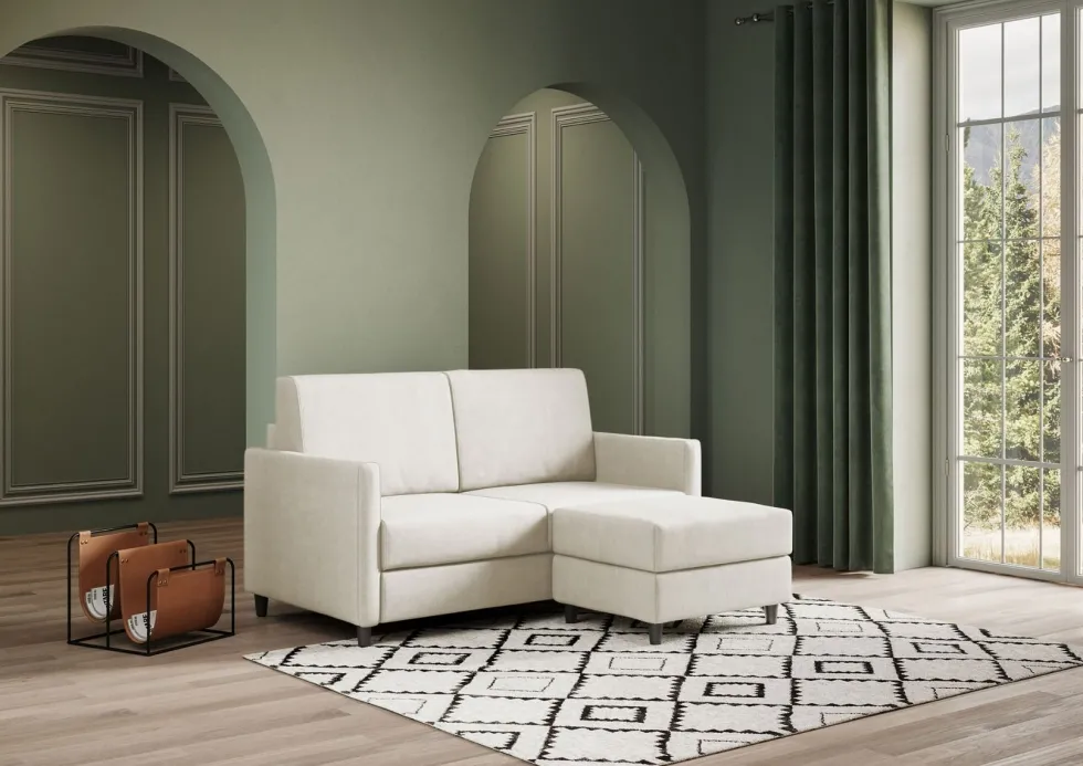 Divano 138x85cm design a due posti con pouf stoffa idrorepellente bianco latte DI26