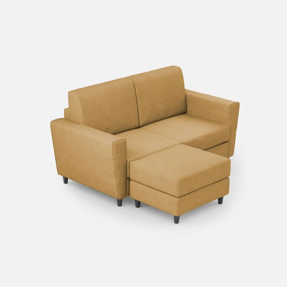 Divano 152x85cm design a due posti piccolo con pouf e stoffa idrorepellente ocra DI37