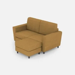 Divano 152x85cm design a due posti piccolo con pouf e stoffa idrorepellente ocra DI37
