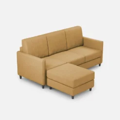 Divano 198x85cm design a tre posti comodo con pouf tessuto idrorepellente ocra DI28