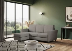 Divano 212x85cm design a tre posti con piedini in legno e pouf idrorepellente grigio DI39