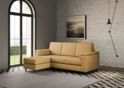 Divano 208x85 design a tre posti con bracciolo squadrato e pouf idrorepellente ocra DI6